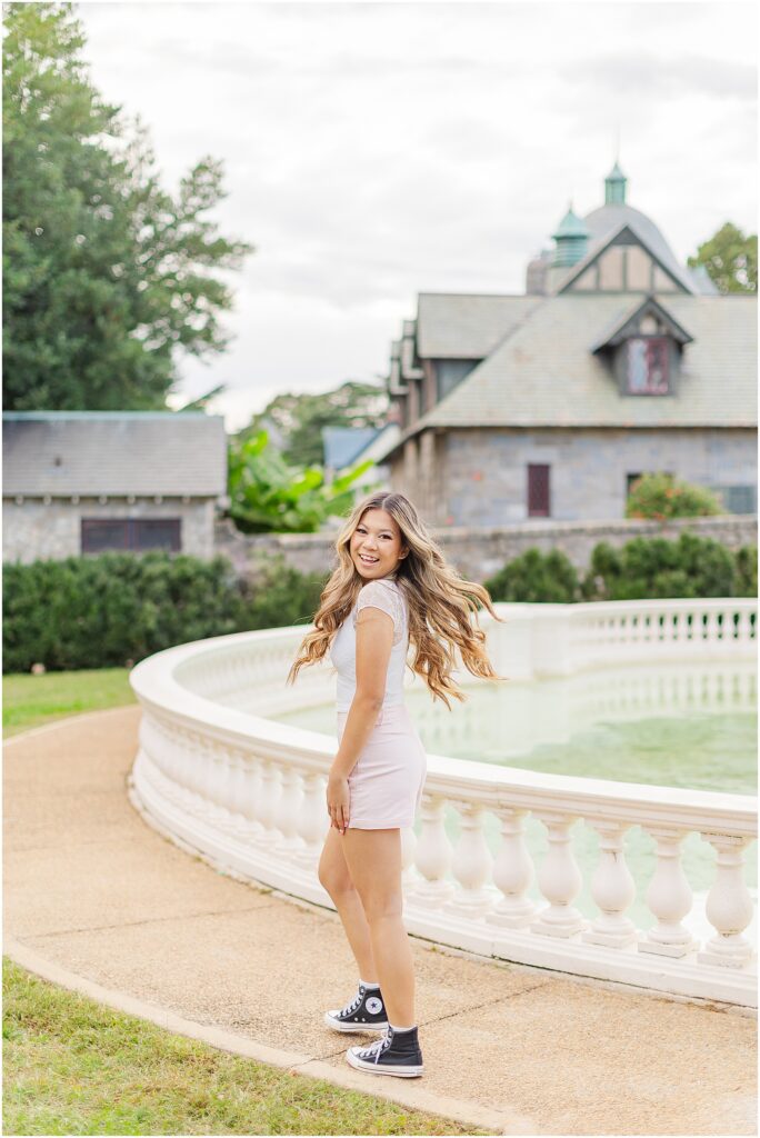 trendy senior pictures at Maymont in Richmond, VA at the fountain