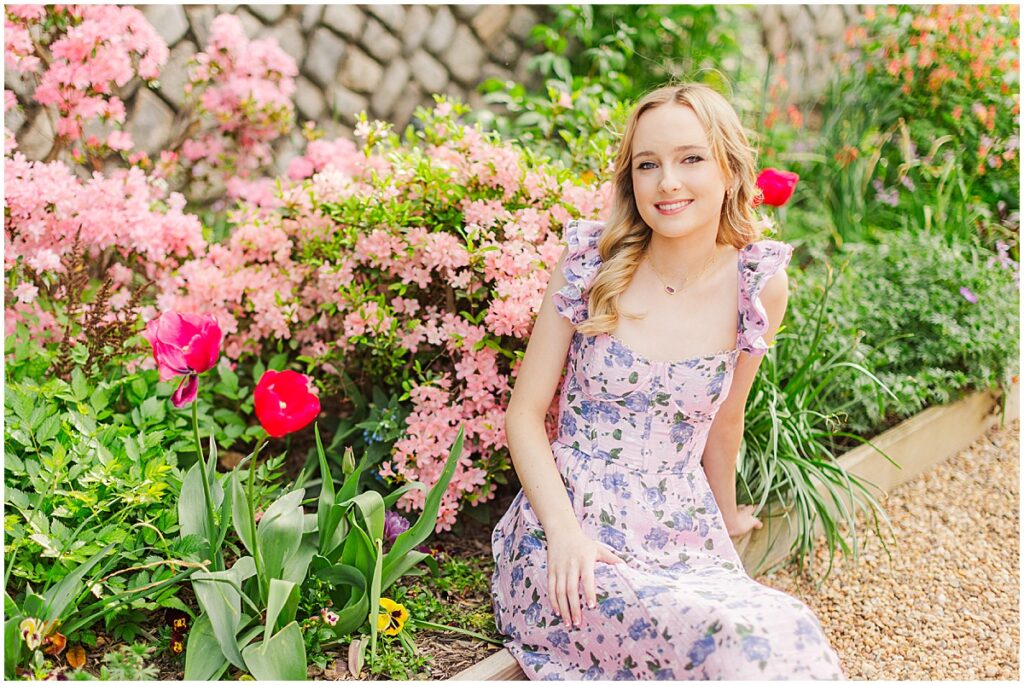 senior pictures in secret garden at Maymont