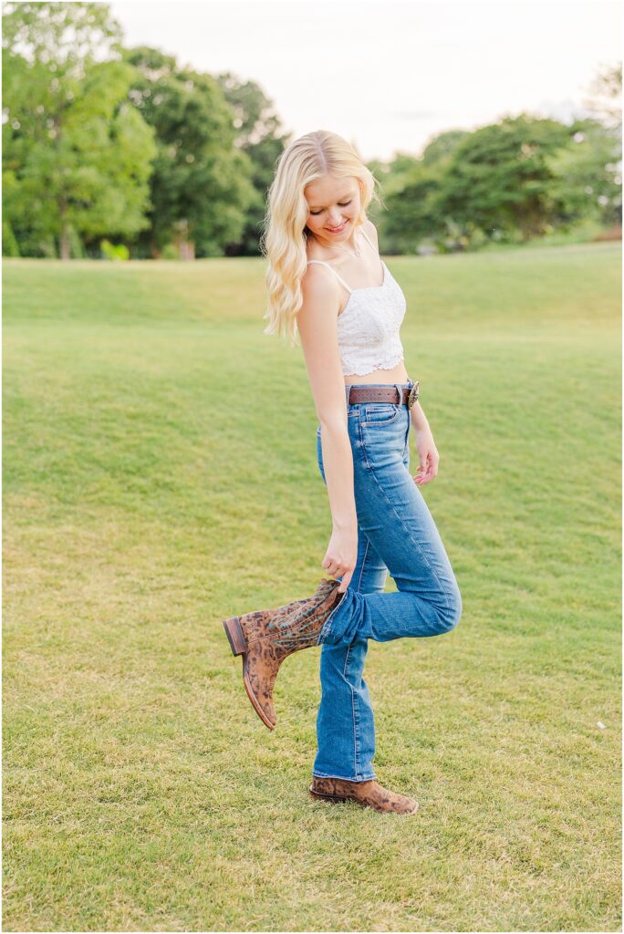 country girl aesthetic senior pictures in richmond, va