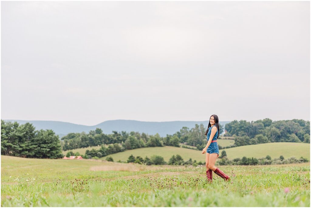 Stylish country girl senior pictures at Sky Ridge Farm