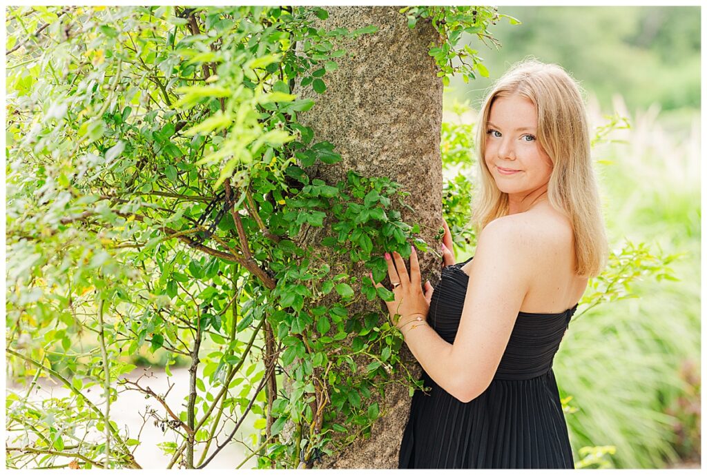 senior pictures at Maymont in the Italian Garden