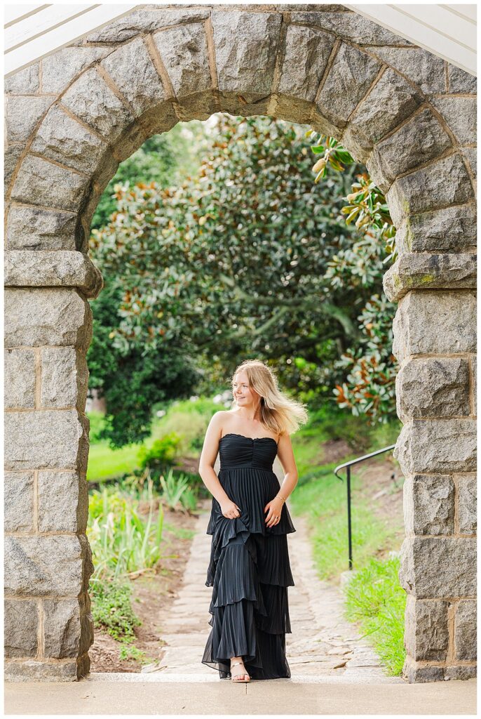 senior pictures at Maymont in the Italian Garden