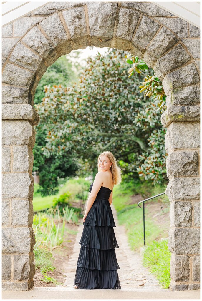 senior pictures at Maymont in the Italian Garden