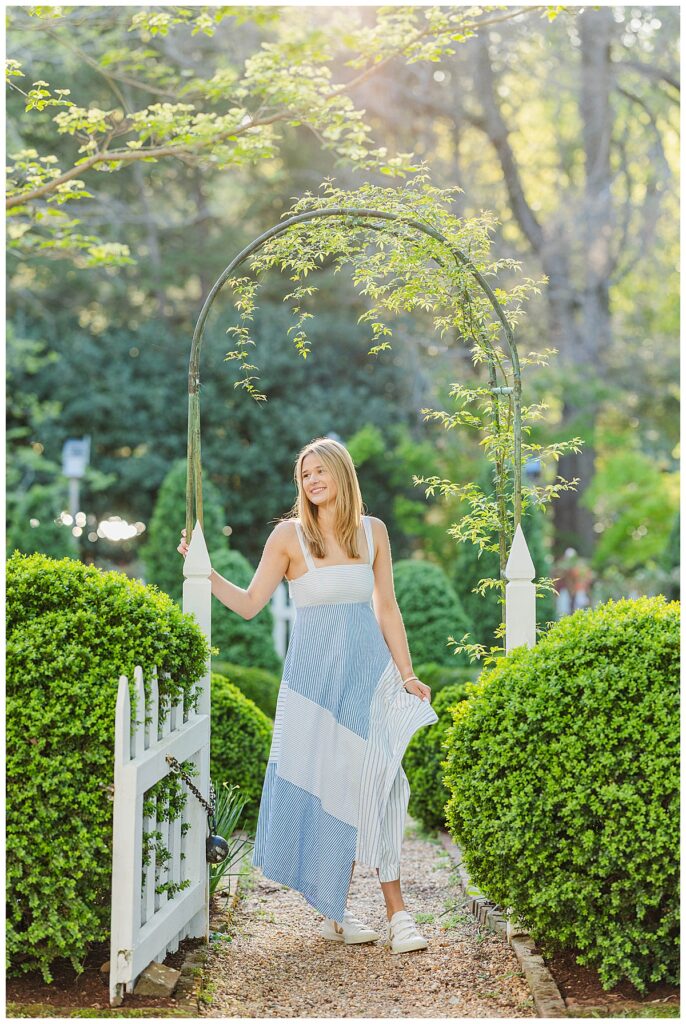 spring senior pictures | St. Catherine's senior photographer